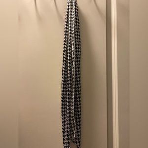 Black and white houndstooth plaid scarf, long and very sharp looking